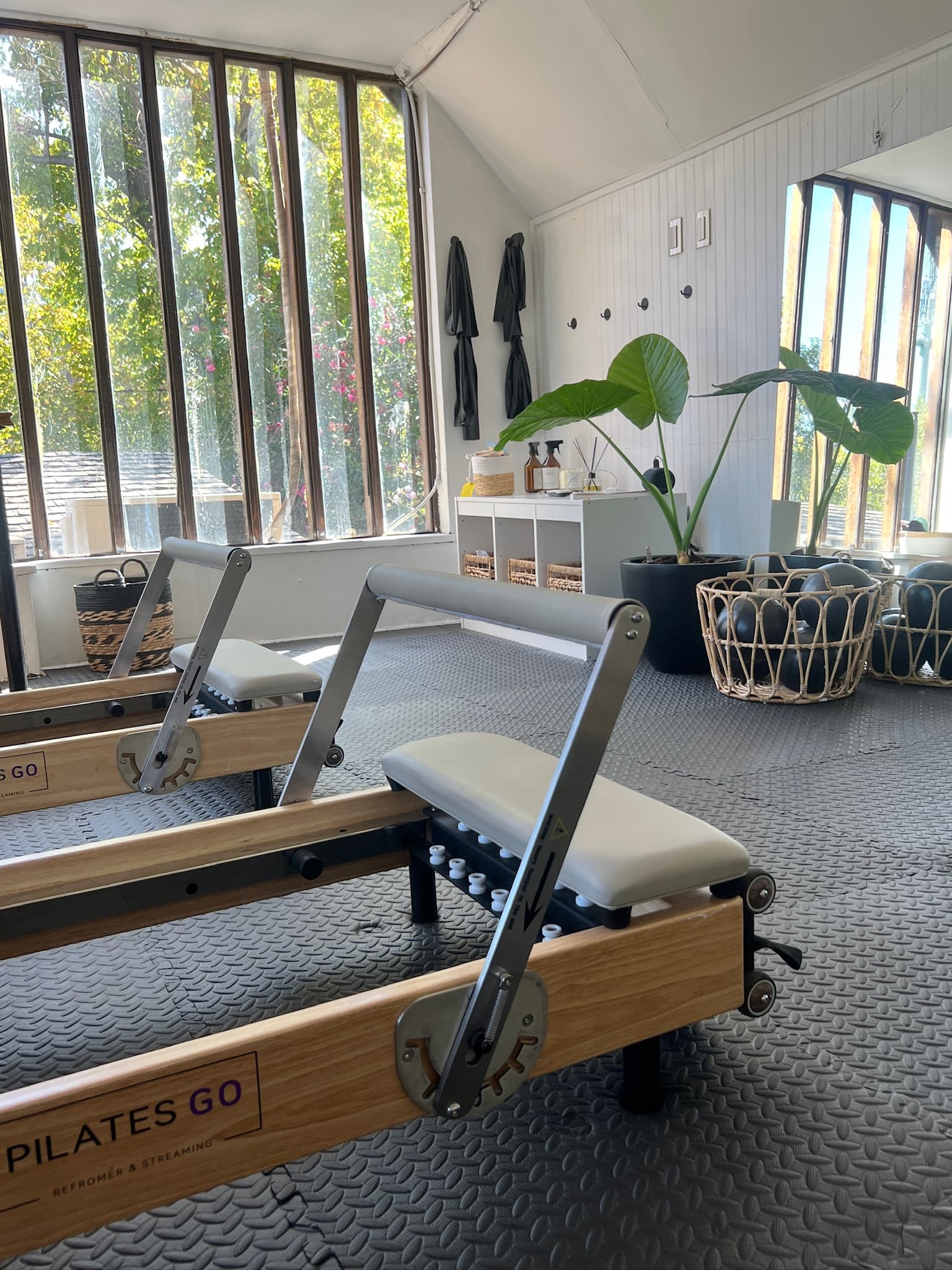 Persona en posición de meditación y pilates